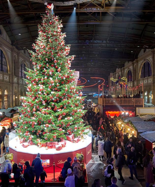 Christkindlimarkt im Zürcher Hauptbahnhof: elf Meter hoher Baum von Lindt und Sprüngli
