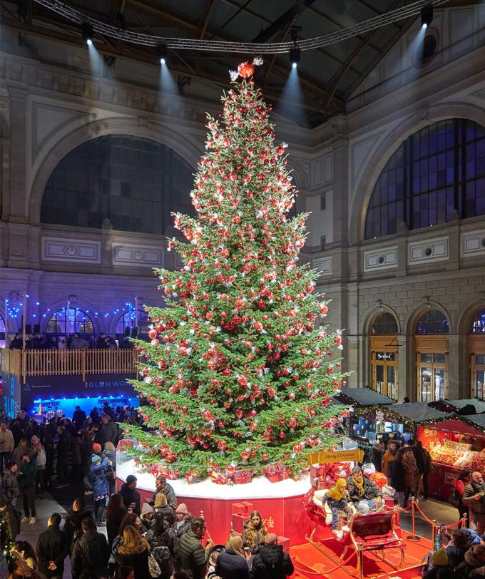 Christkindlimarkt im Zürcher Hauptbahnhof: elf Meter hoher Baum von Lindt und Sprüngli